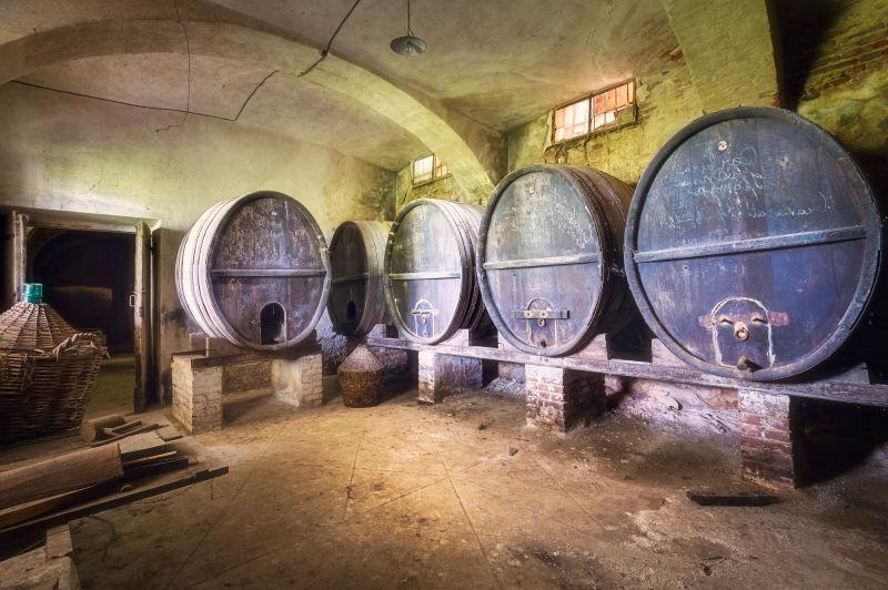废弃酒窖中的酒桶