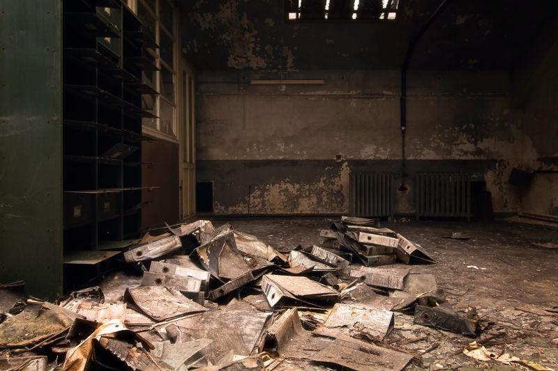 废弃房间里的在地板上存档