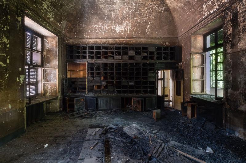 废弃的烧毁的陈旧档案室