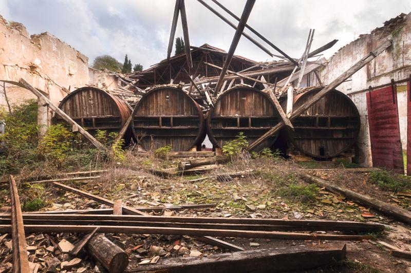 屋顶坍塌和废弃的酒桶