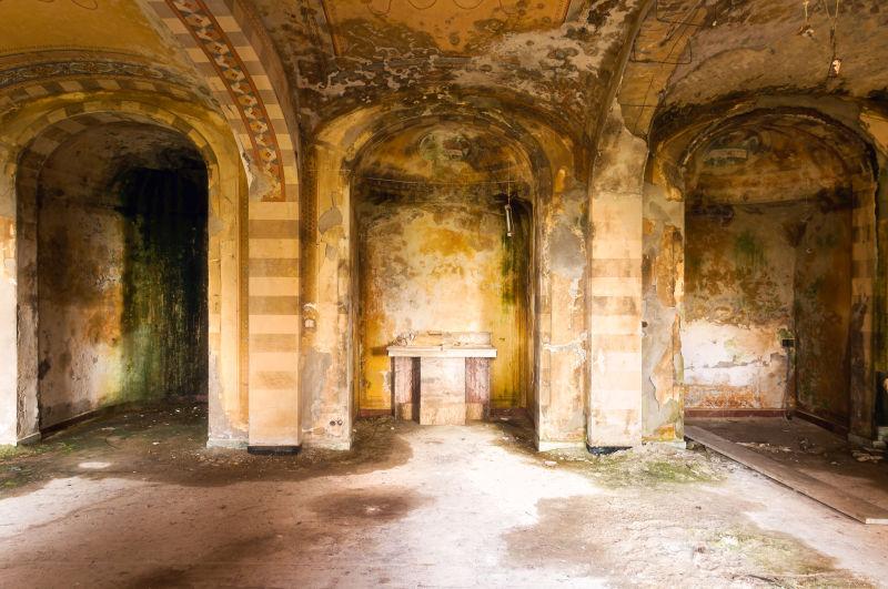 被遗弃的年久未修的教堂