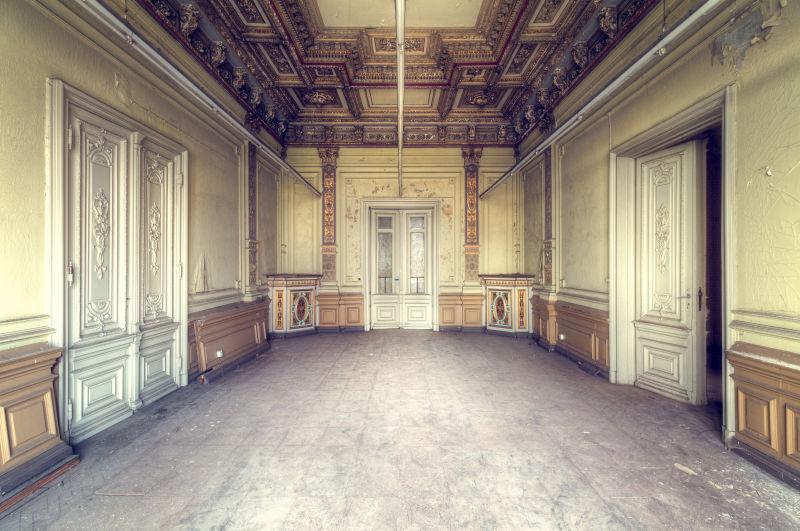 年久失修的别墅的室内