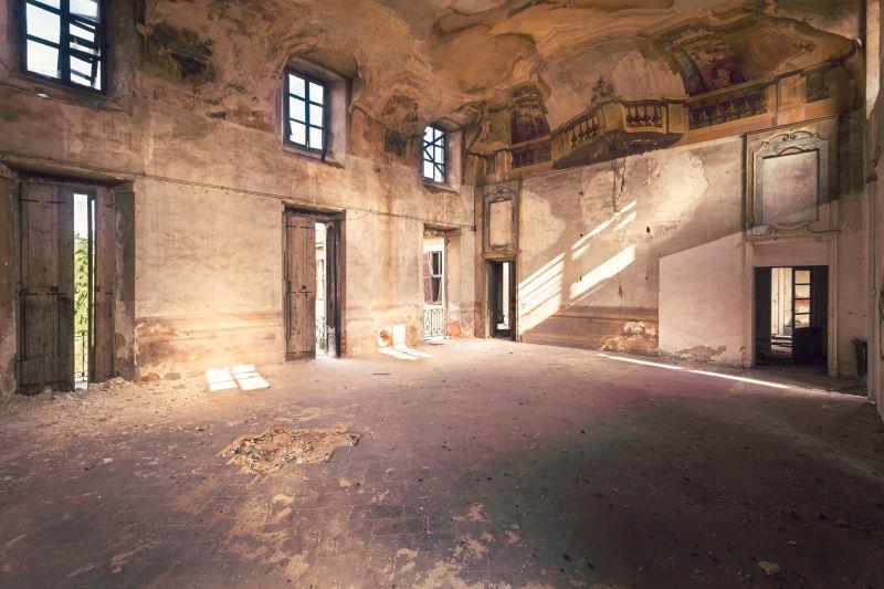 废弃别墅里的客厅