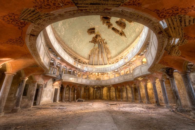 颓废的被遗弃的教堂