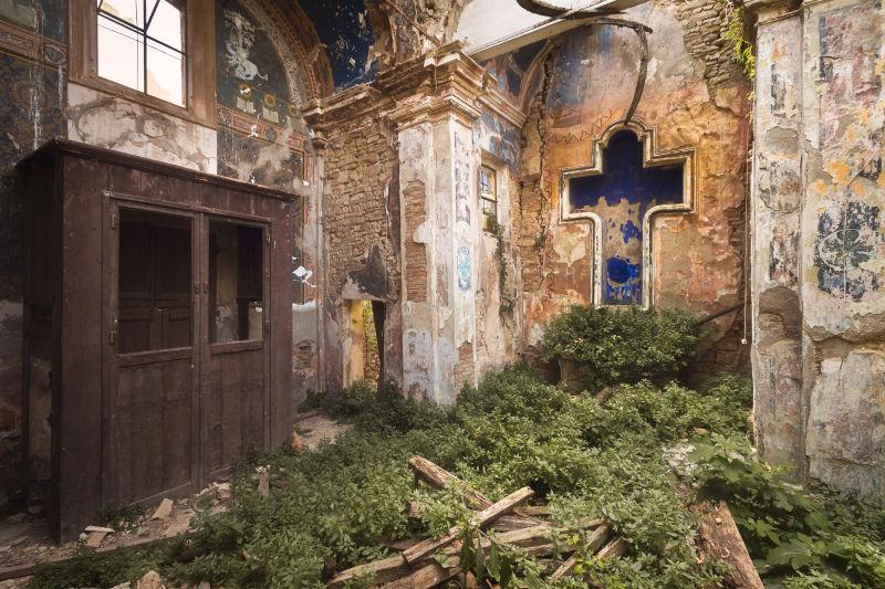 废弃教堂里的蓝色十字架