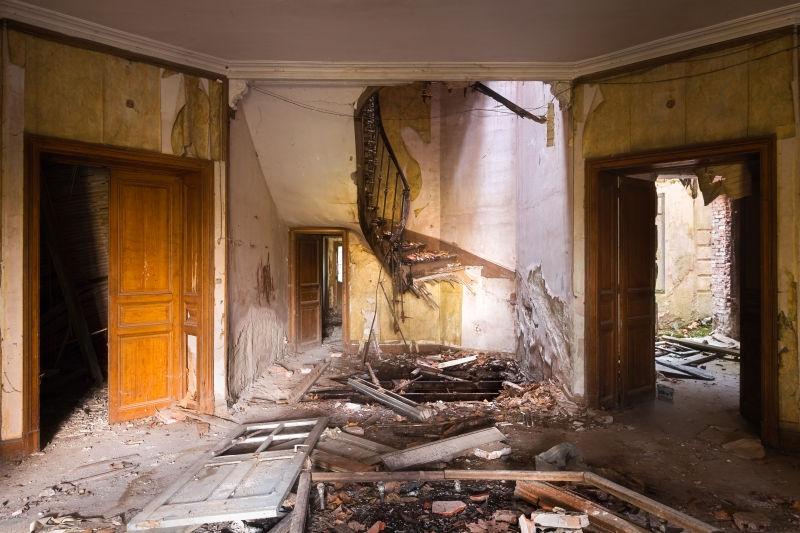 拆除楼梯的废弃房间