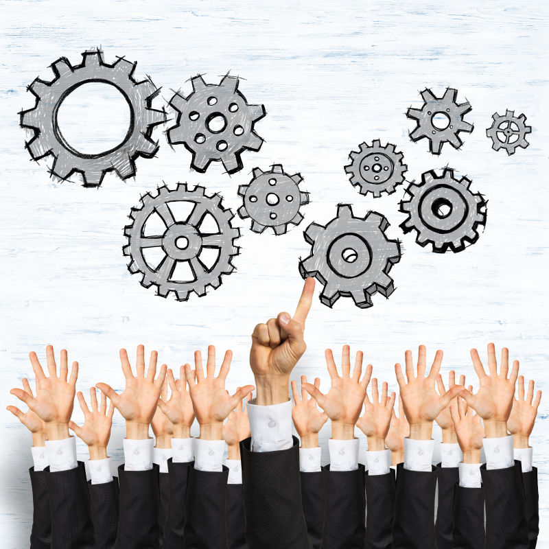 在木制背景上展示手势的商人