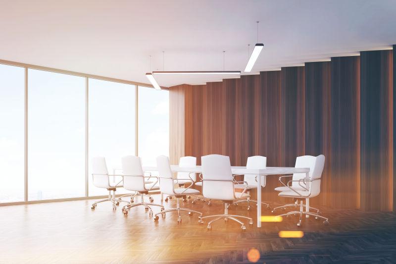 会议室的角落里有一张巨大的桌子和白色的椅子