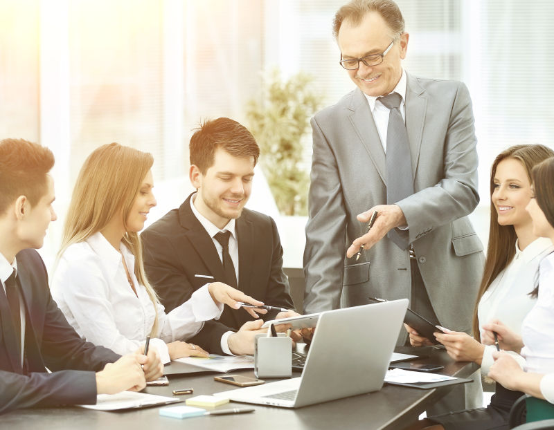 在会议室里开会的业务团队