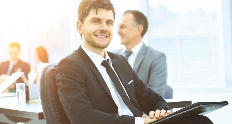 穿着西装的帅气商务人士