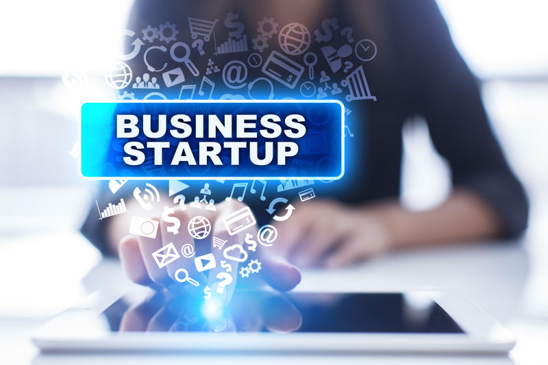 商人手指屏幕上的商业启动startup