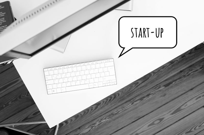 白色电脑桌上键盘上的启动概念