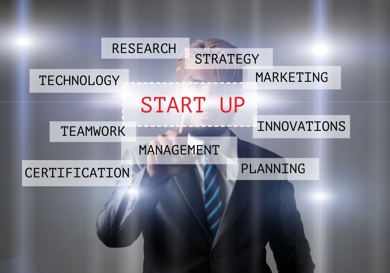 商人在虚拟屏幕上写商业启动startup