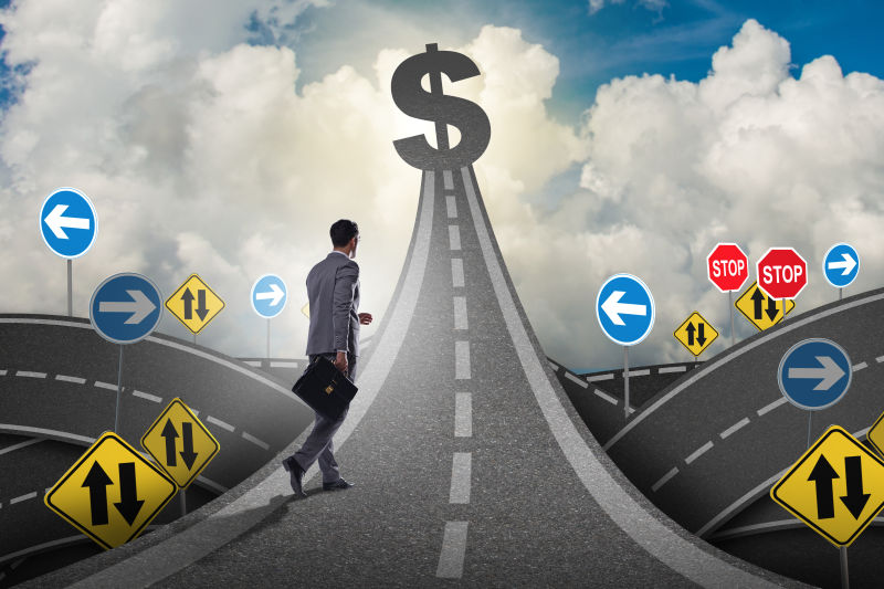 蓝天下十字路口困惑的商人