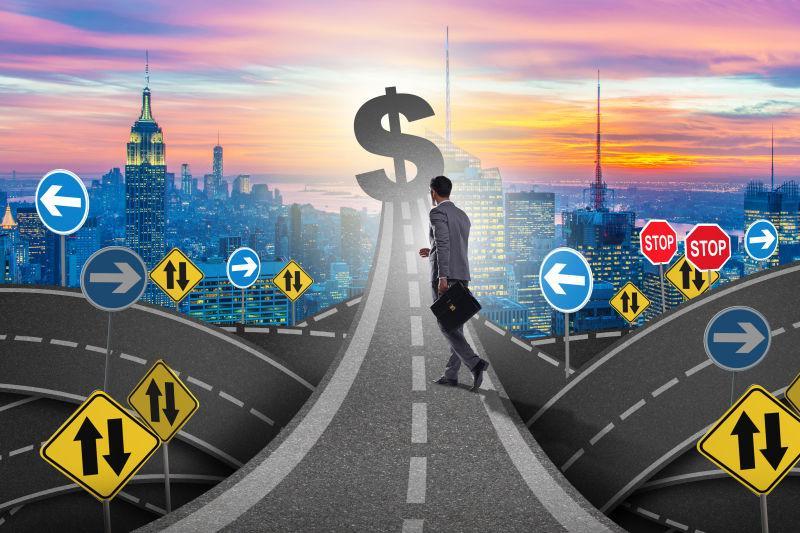 道路交叉口走向正确方向的商人