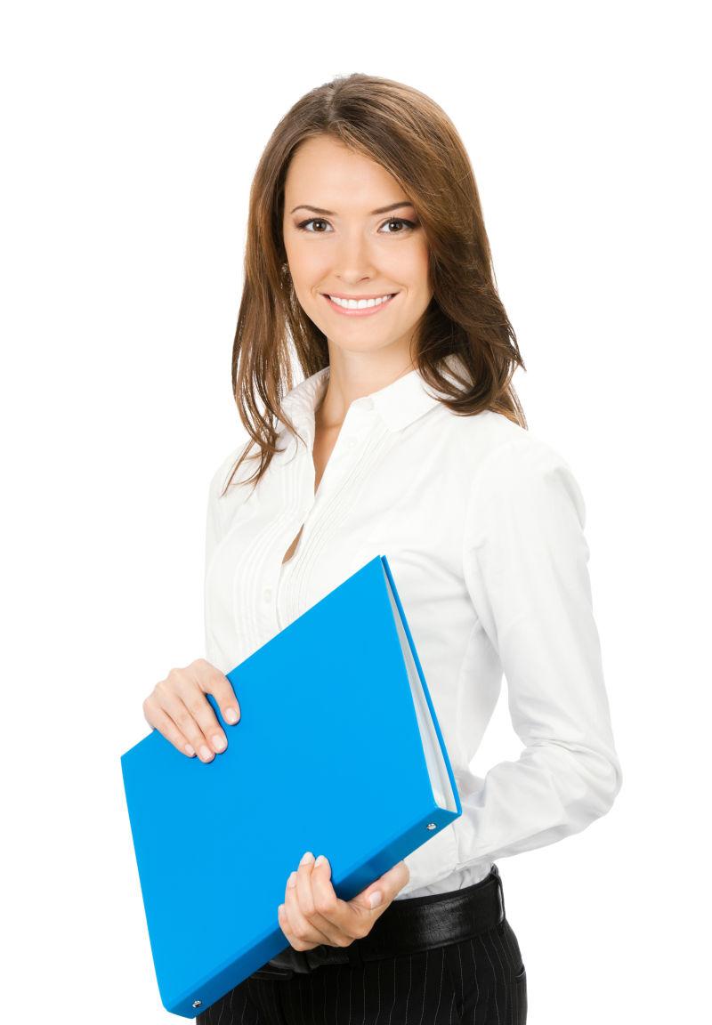 拿着蓝色文件夹的美女商人