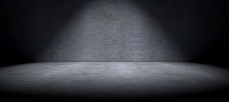 黑夜在灯光照射下的墙面和地面