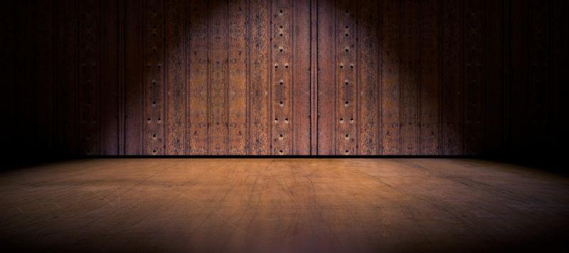 灯光下美丽的木质地板