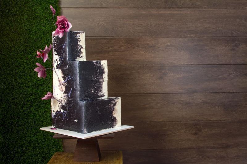 黑暗的木制背景下的美丽蛋糕