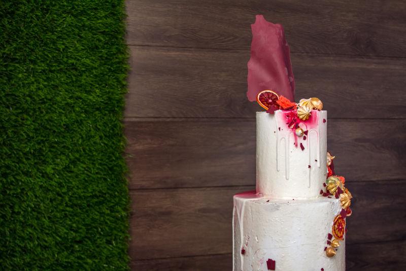 木制背景下的美丽生日蛋糕