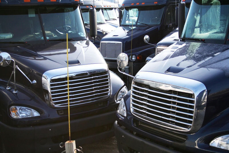 停在一起的蓝色半卡车