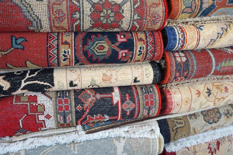 卷起来平铺放置的地毯