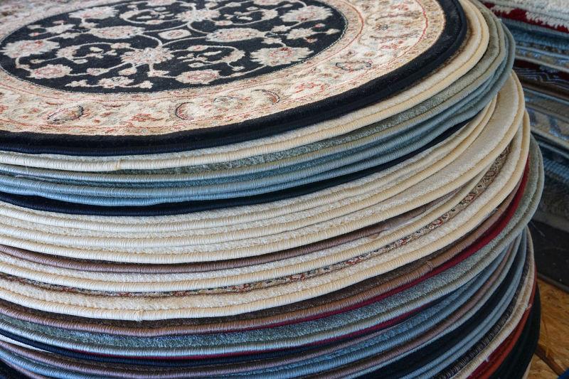 木地板上堆积的圆形地毯