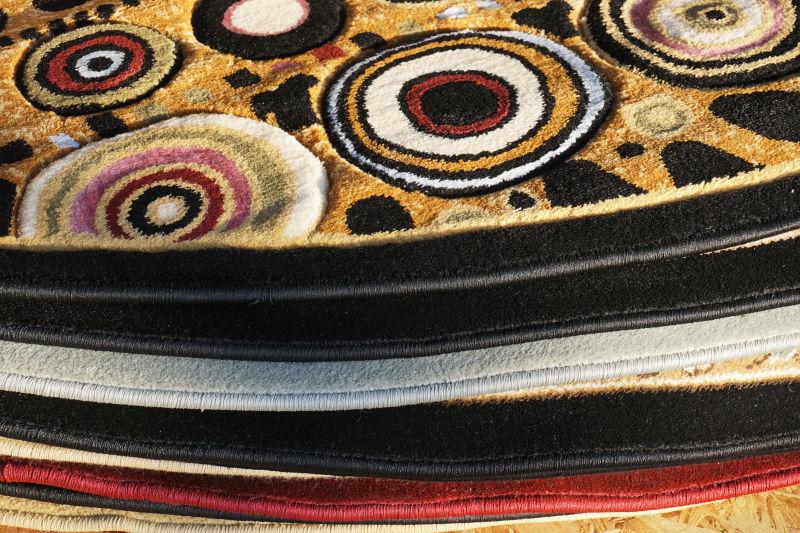 堆叠摆放的有花纹的地毯