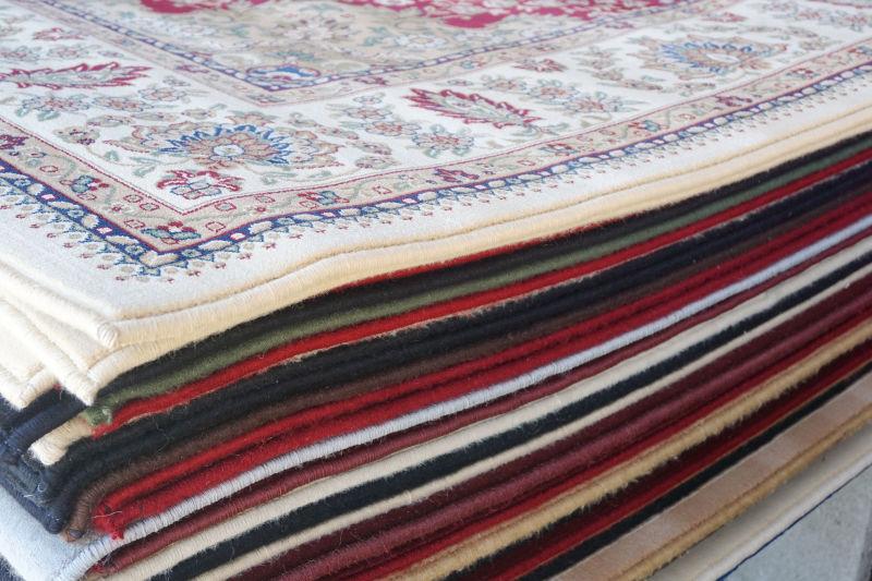 堆放的卡其色地毯