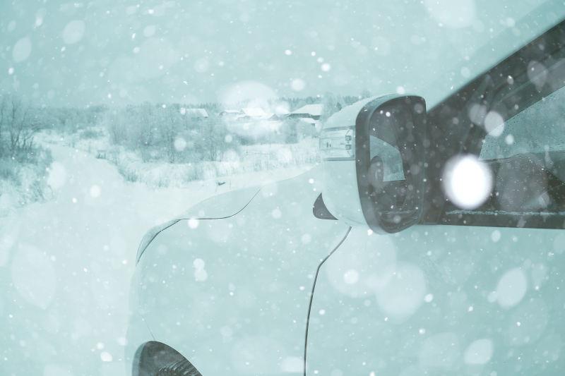 雪天行驶的白色汽车