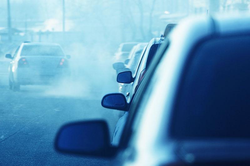 冬季下雪天公路上行驶的汽车