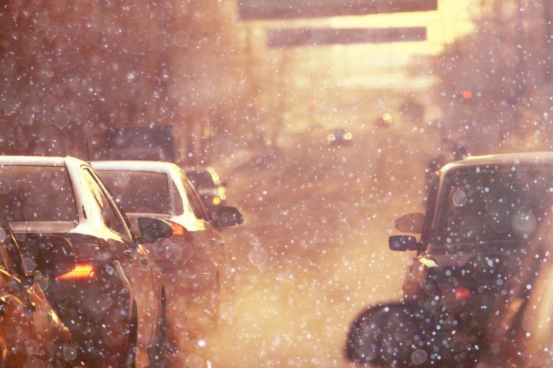 下雪天公路上形式的汽车