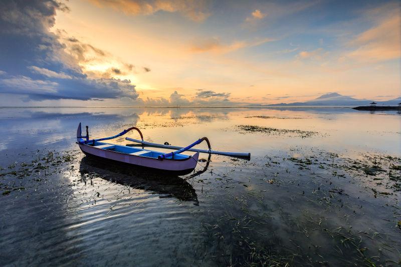 印度尼西亚沙努尔海滩的传统船