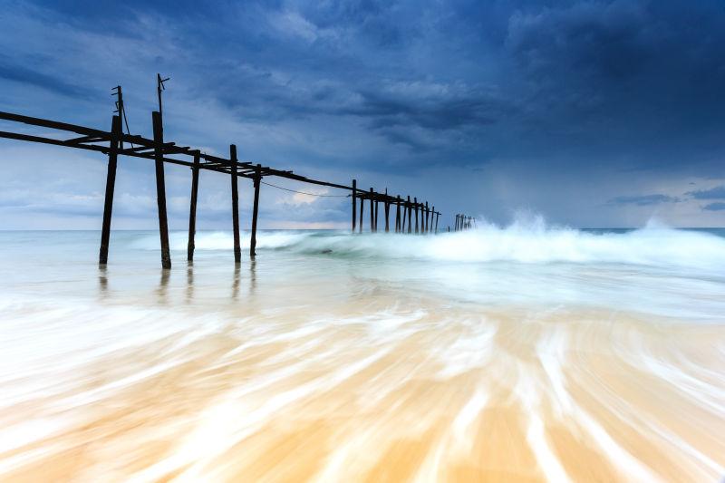 乌云天空下海滩风景