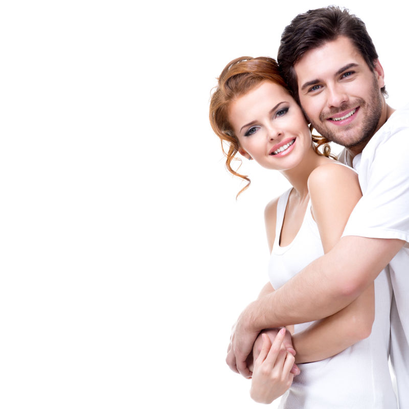 被男朋友搂住的美女