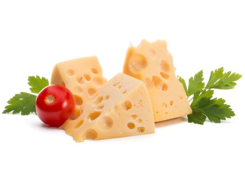 白色背景下截断的奶酪块