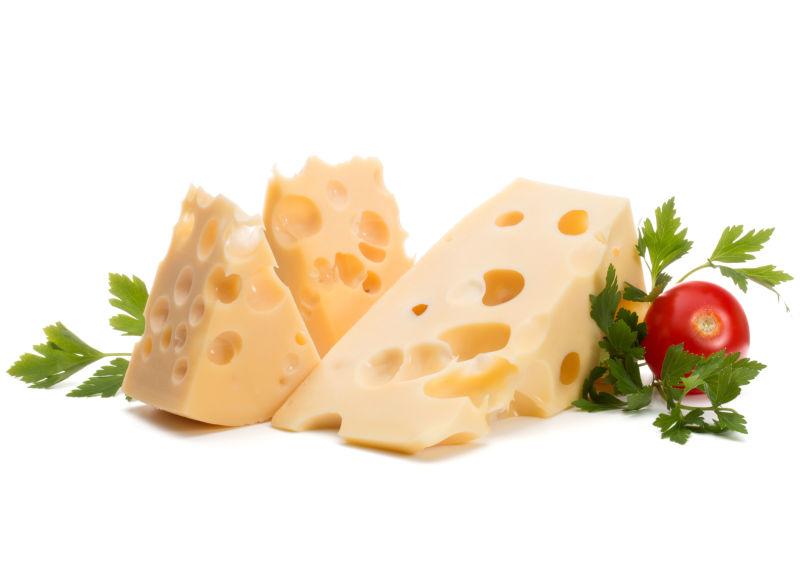 白色背景上的奶酪块