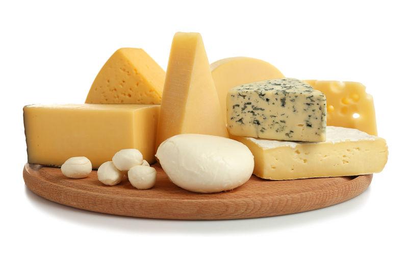 白木板上的奶酪