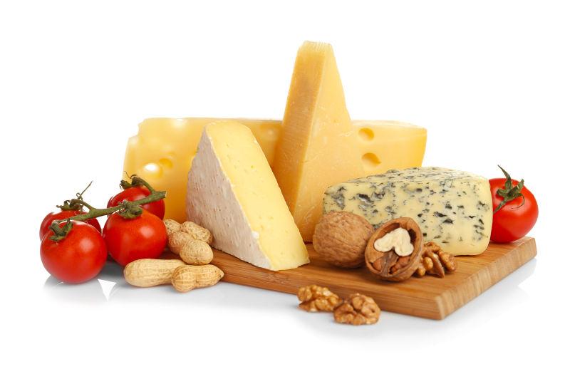 白色背景的美味奶酪西红柿和坚果