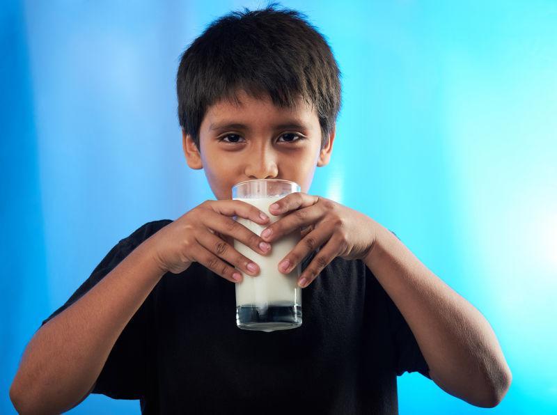 喝牛奶的孩子