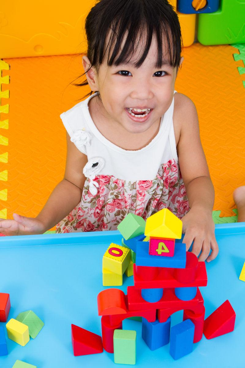 小女孩玩木块堆积