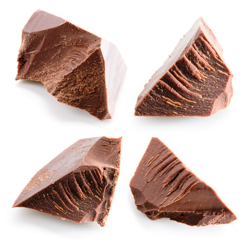 白色背景里巧克力块