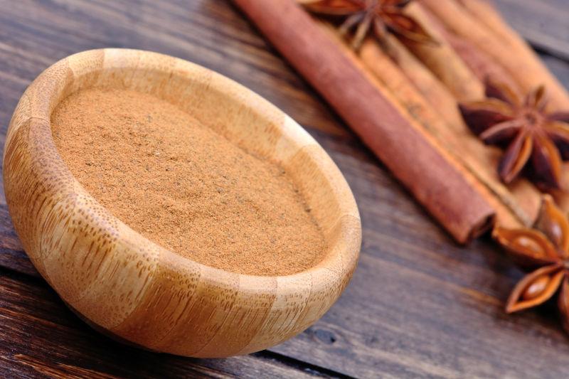 木桌上的肉桂粉和八角茴香香料