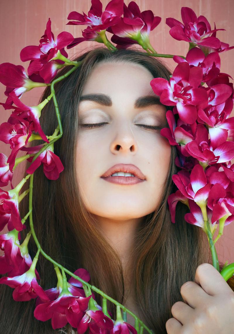 被紫色兰花包围的美丽女孩