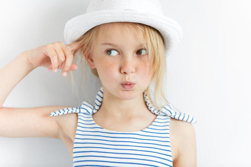 古灵精怪的金发小女孩