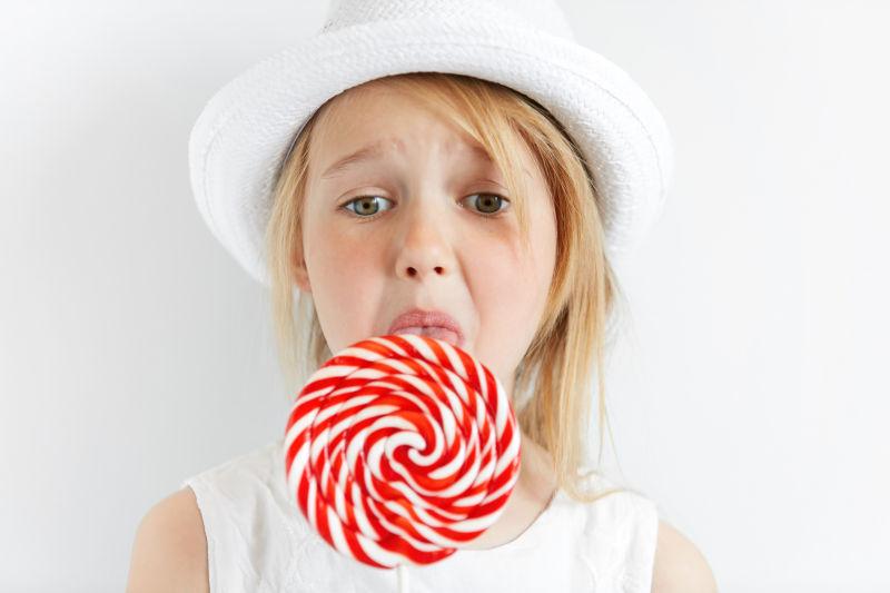 在添棒棒糖的金发小女孩