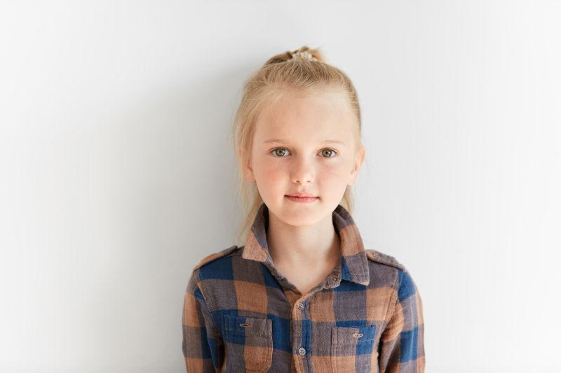 穿着格子装的可爱小女孩