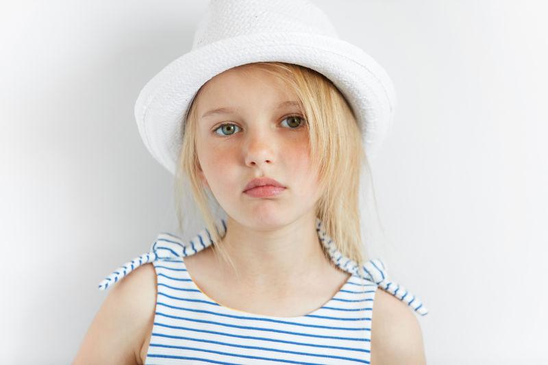 穿着时尚衣服的金发小女孩