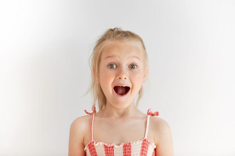 一副吃惊样子的金发小女孩