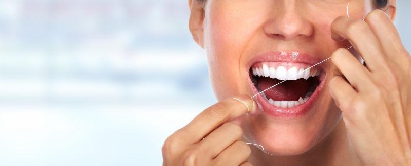 用牙线的女人